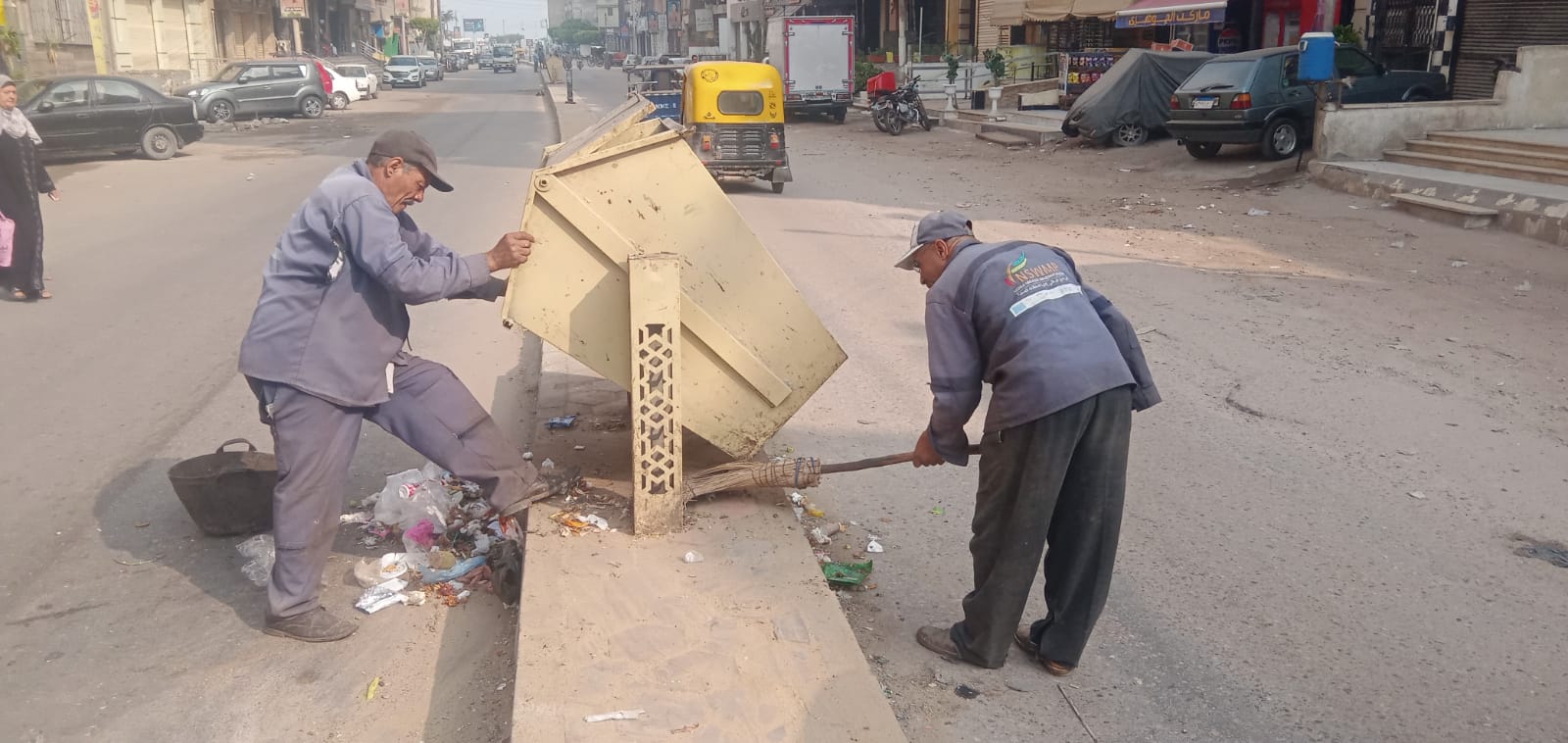 العمال يرفعون المخلفات