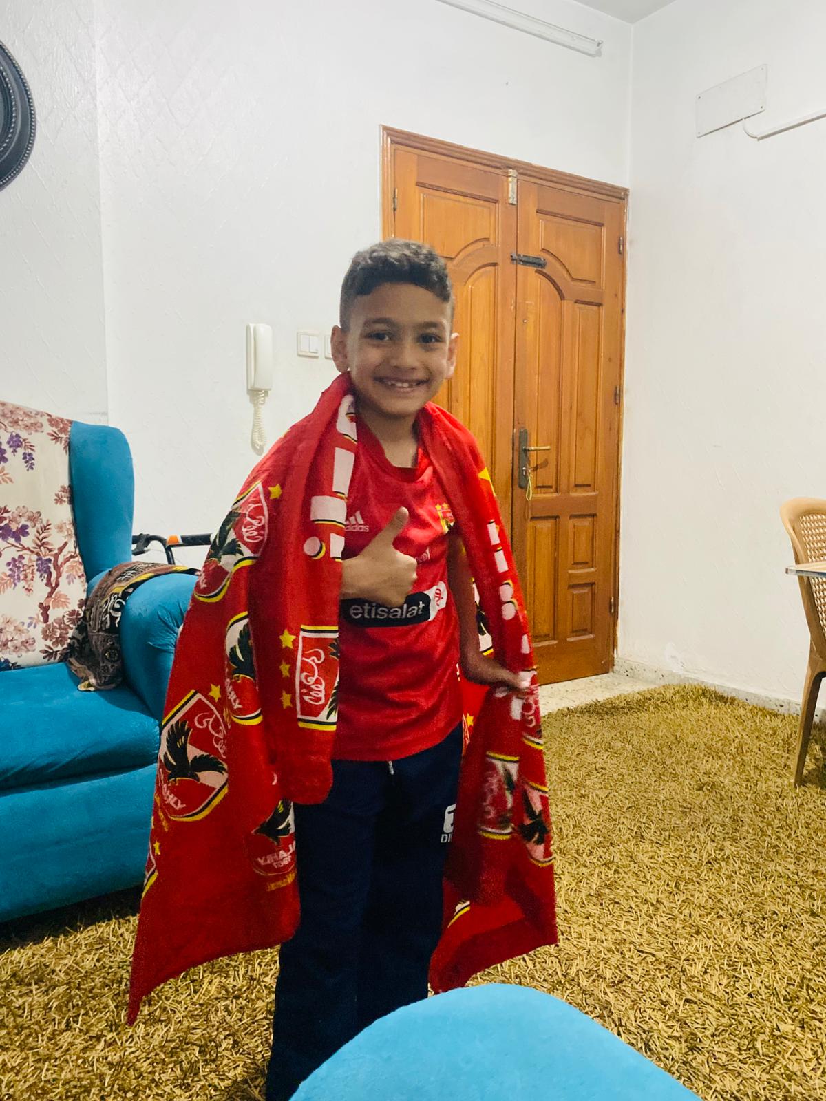 طفل فلسطينى يحتفل بفوز الأهلى