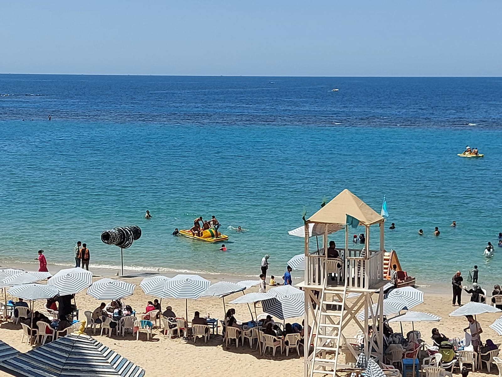نزول البدلات البحر