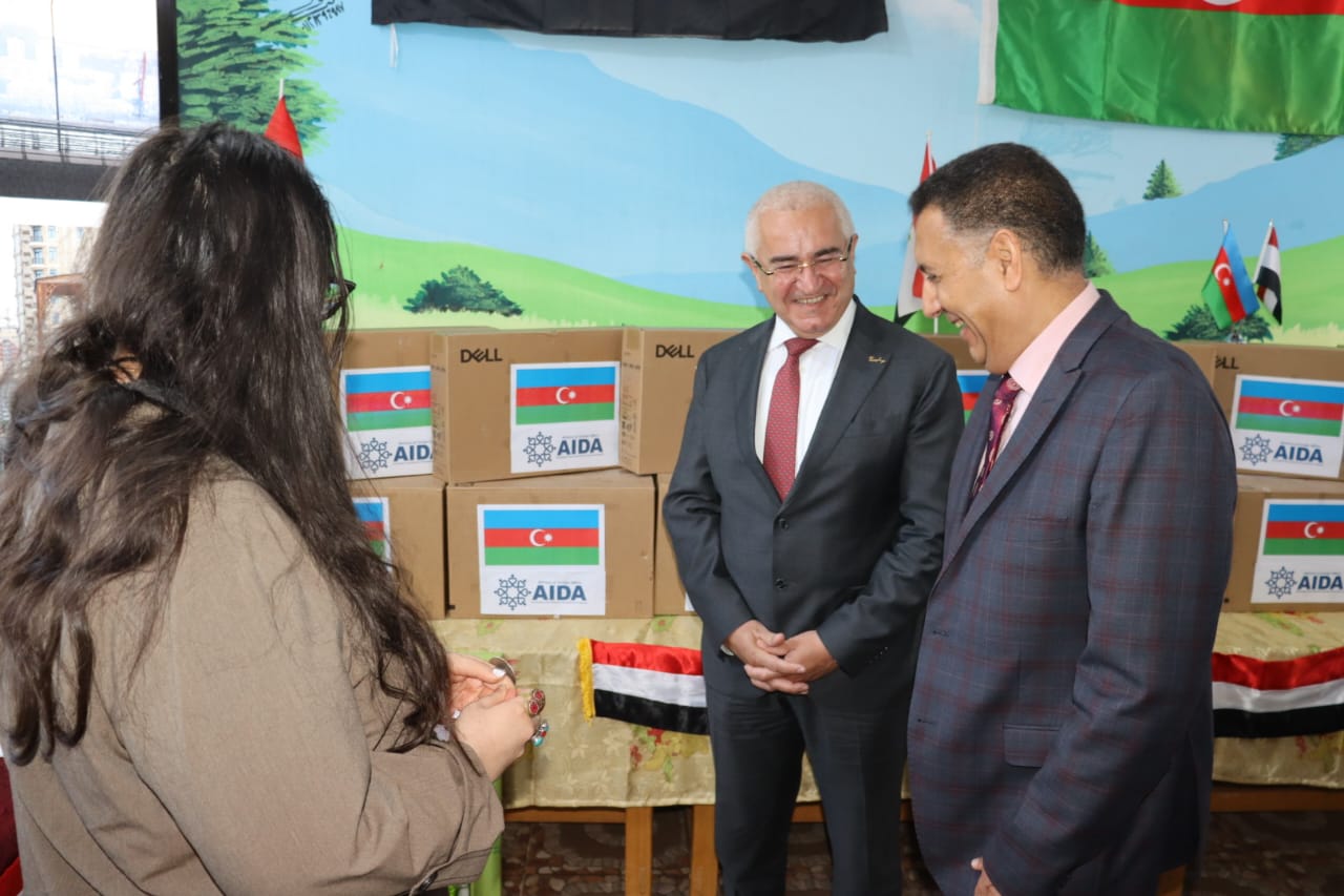 تسليم اجهزة الحاسب الألي للمدرسة