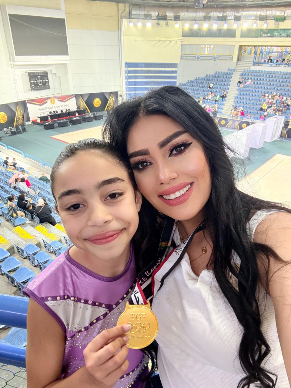 مريم تهدي الميدالية لوالدتها