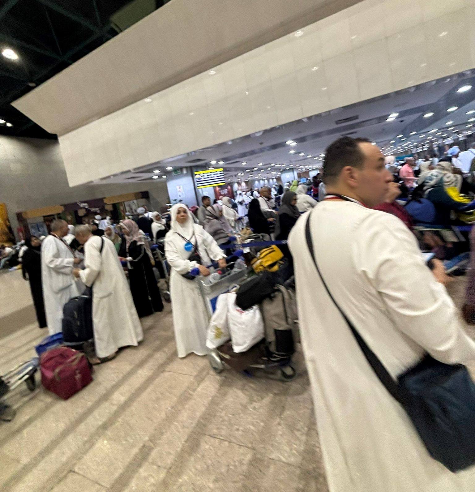 الحجاج خلال التجهيز للسفر إلى بيت الله الحرام بالأقصر الحجاج خلال التجهيز للسفر إلى بيت الله الحرام بالأقصر