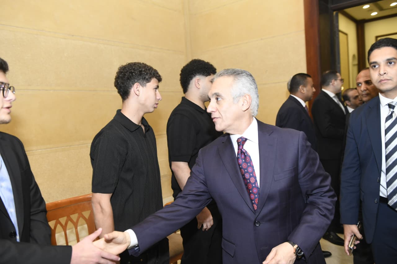 المستشار محمود الشريف يقدم واجب العزاء