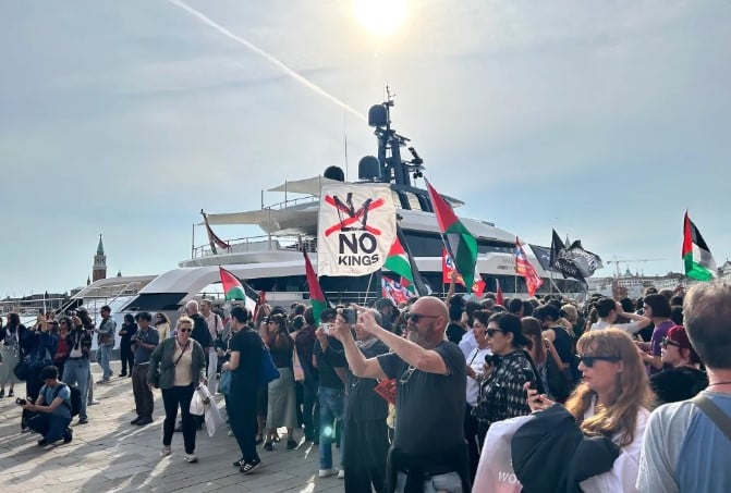 رفع العلم الفلسطينى 