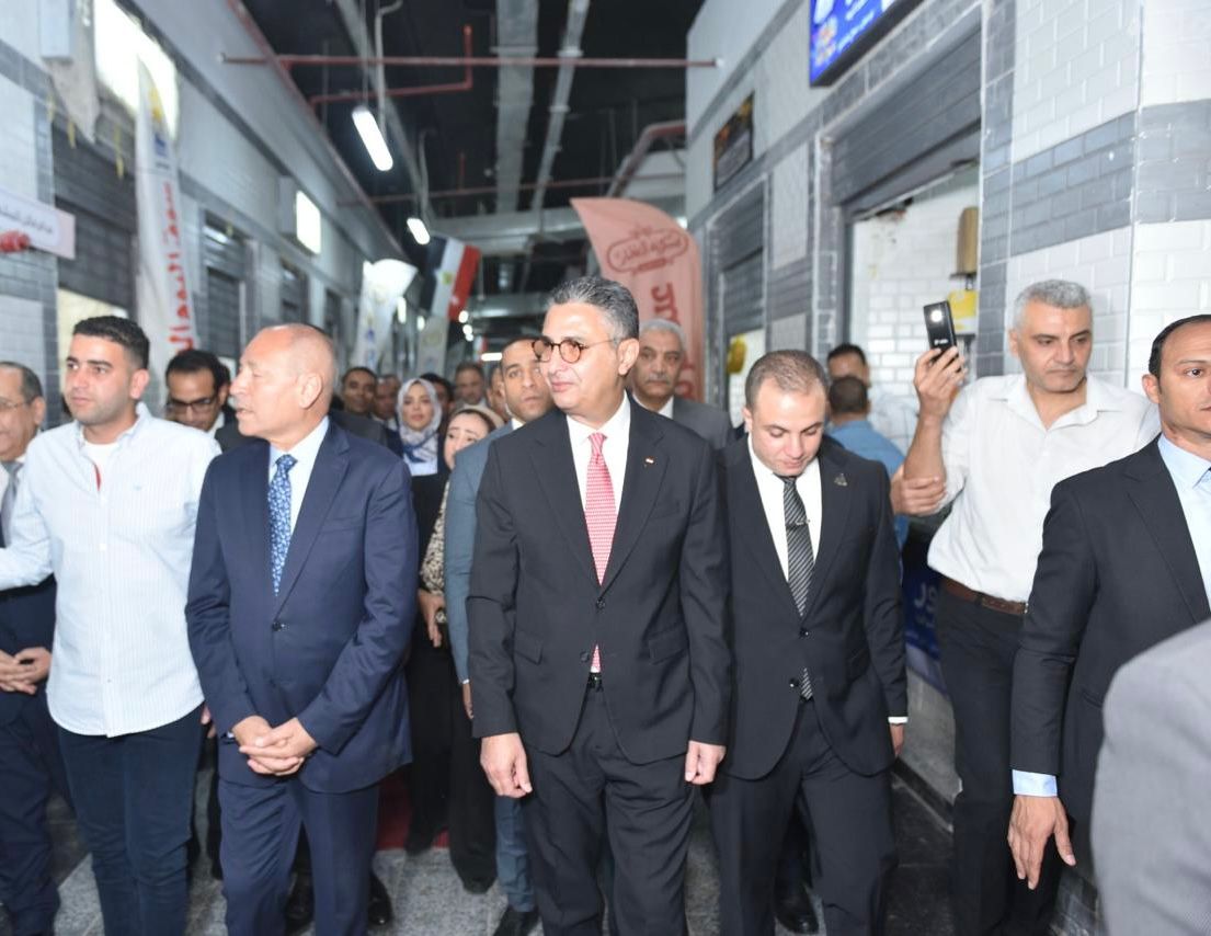 وزير التموين ومحافظ القاهرة خلال الافتتاح