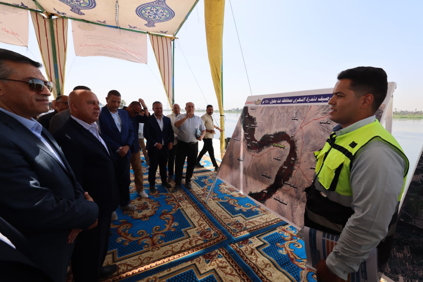 وزير النقل يشهد التشغيل التجريبي لميناء دندرة النهري وزير النقل يشهد التشغيل التجريبي لميناء دندرة النهري