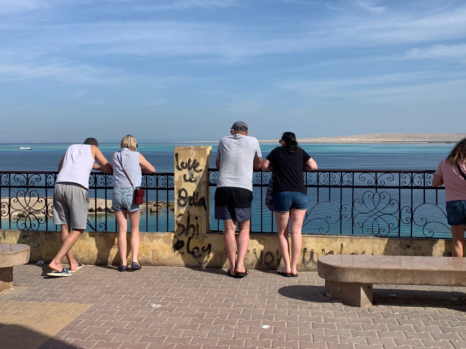 سياح من كل دول العالم بالغردقة