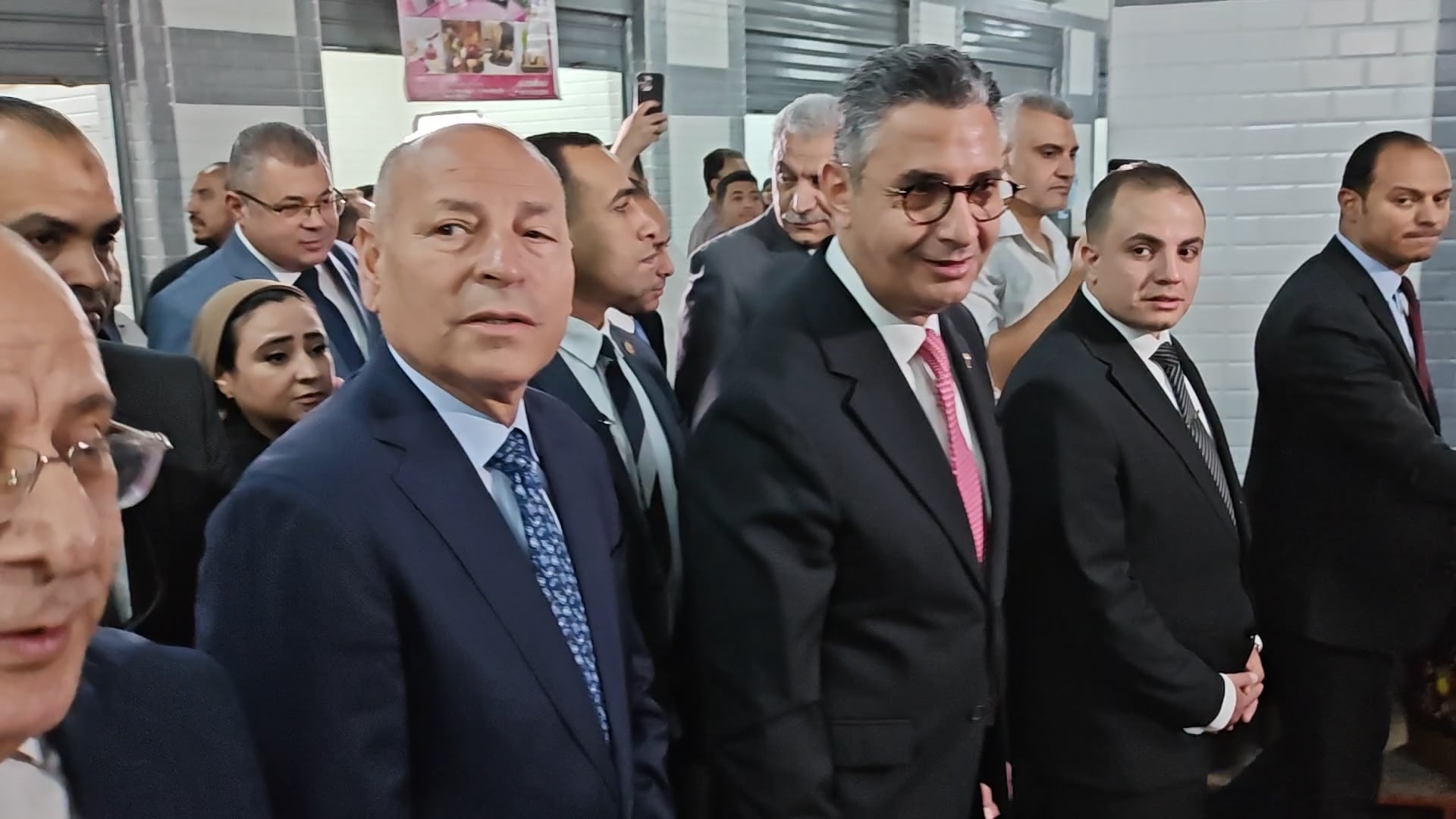 محافظ القاهرة ووزير التموين يتفقدان أجنحة معرض "أهلاً بالعيد" بحدائق القبة 