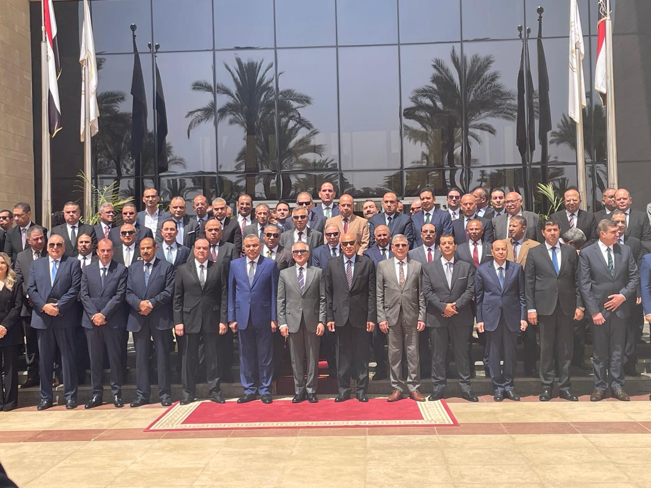 صورة تذكارية لوزير العدل واعضاء الدورة التدريبية
