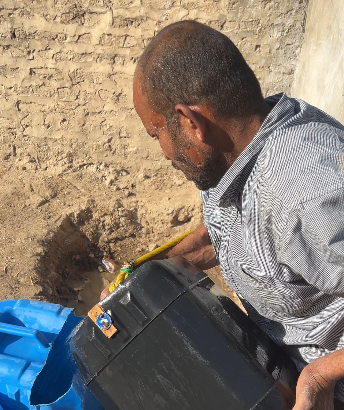 أحد الأهالي بجوار البئر أحد الأهالي بجوار البئر