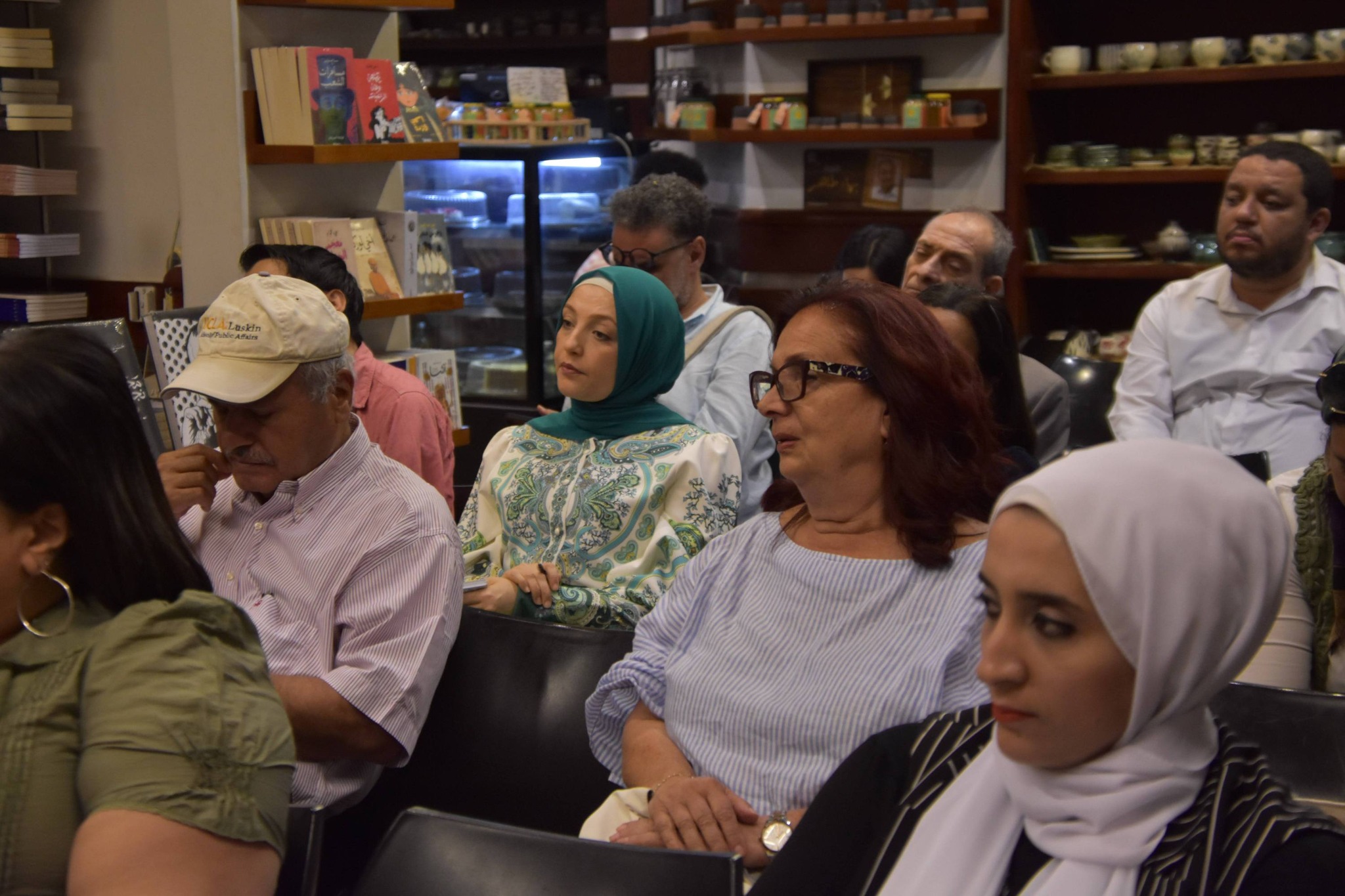الدكتور حسين حمودة خلال مناقشة الكتاب