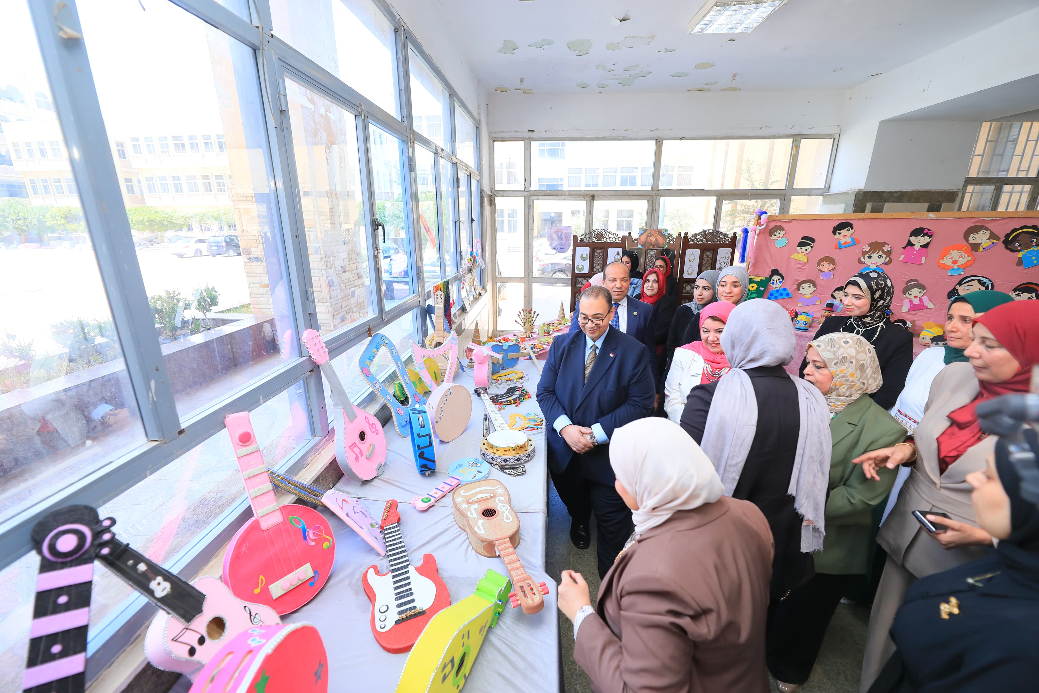 رئيس جامعة كفر الشيخ يتفقد الملتقى الإبداعي الأول لرياض الاطفال بكلية التربية