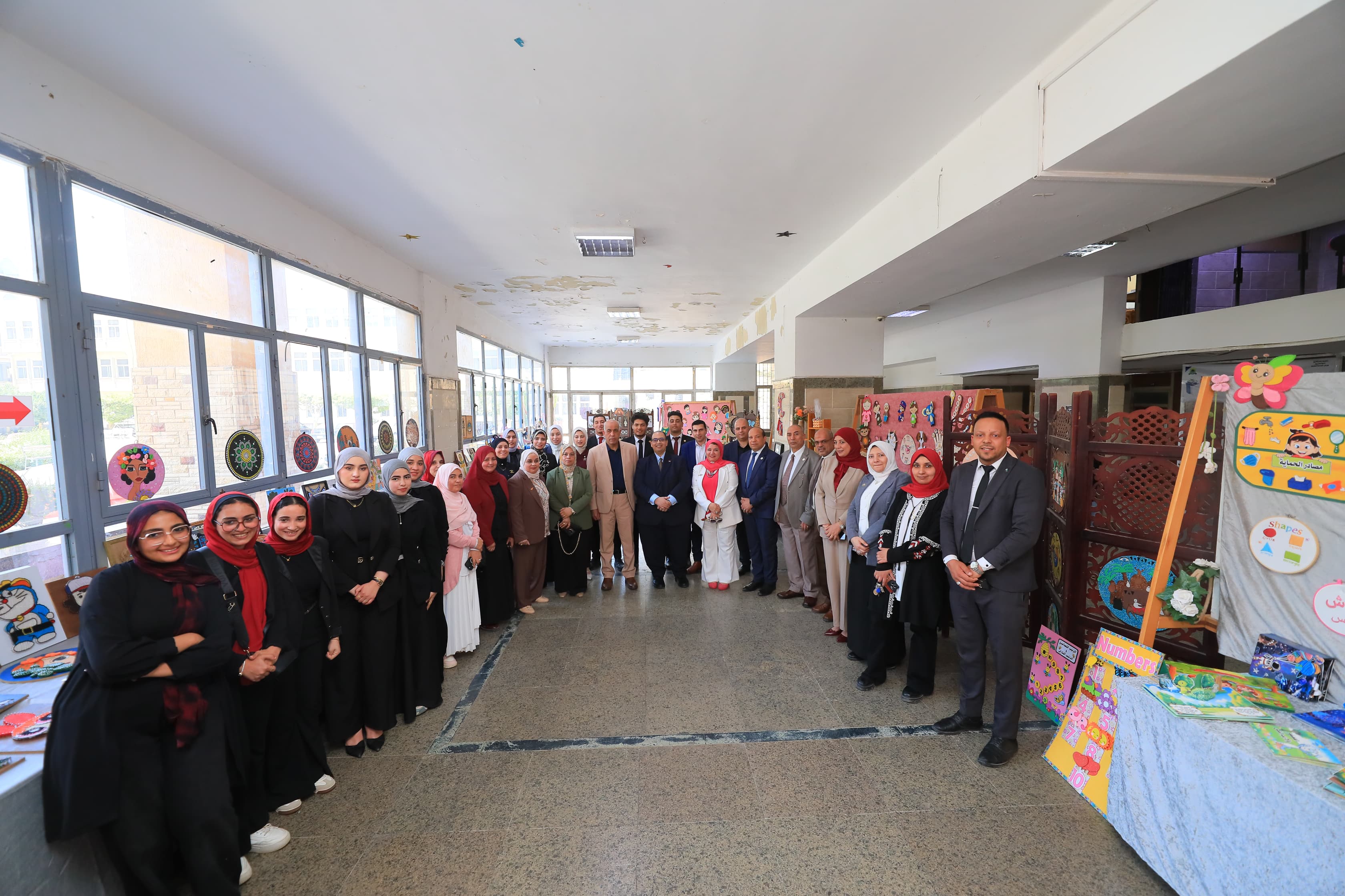 رئيس جامعة كفر الشيخ وطلاب كلية التربية