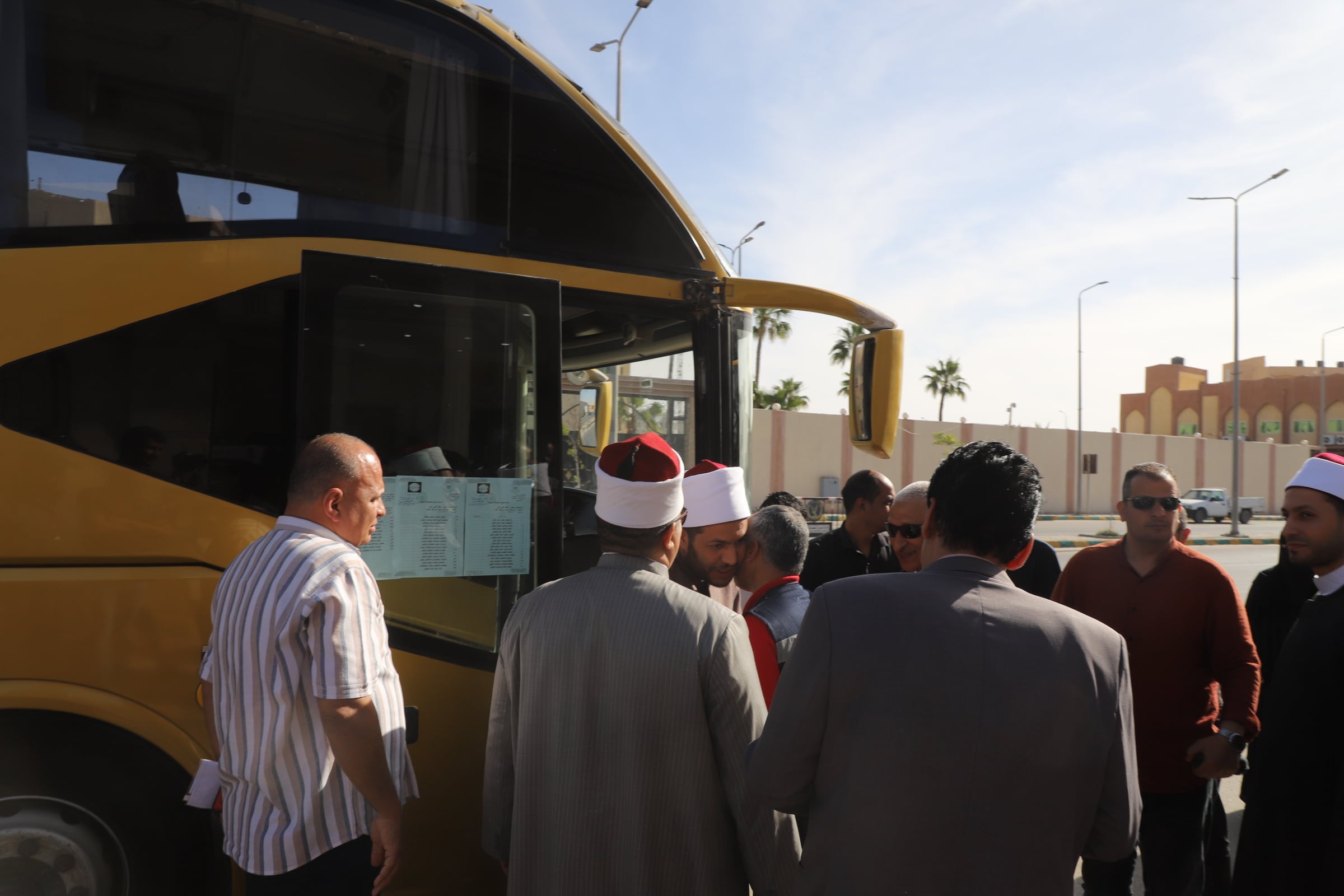 محافظ شمال سيناء ورجال الاوقاف في وداع حجاج بيت الله