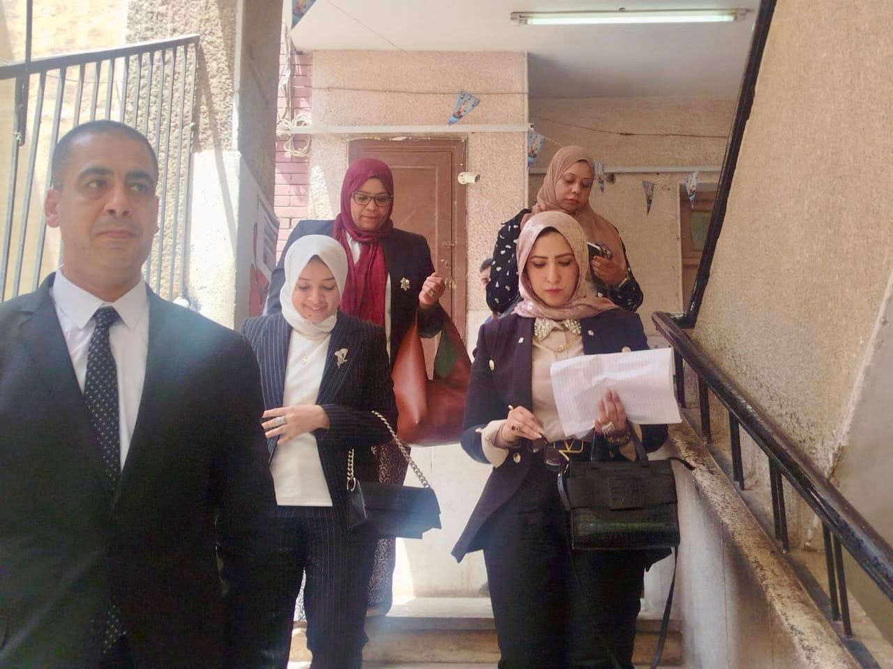 جولة فريق النيابة الإدارية خلال معاينة المدرسة