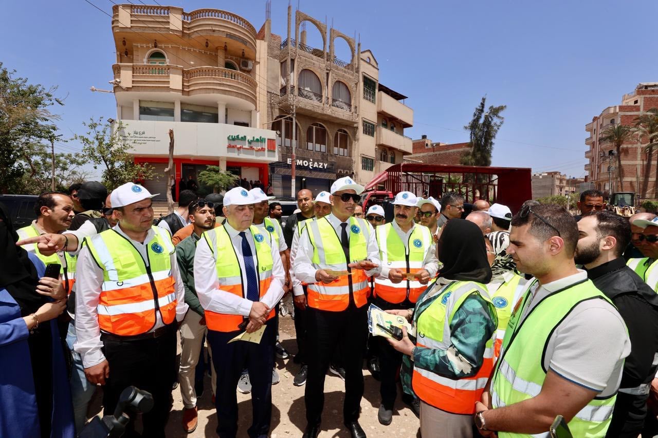 محافظ كفر الشيخ مع عدد من شباب ببيلا