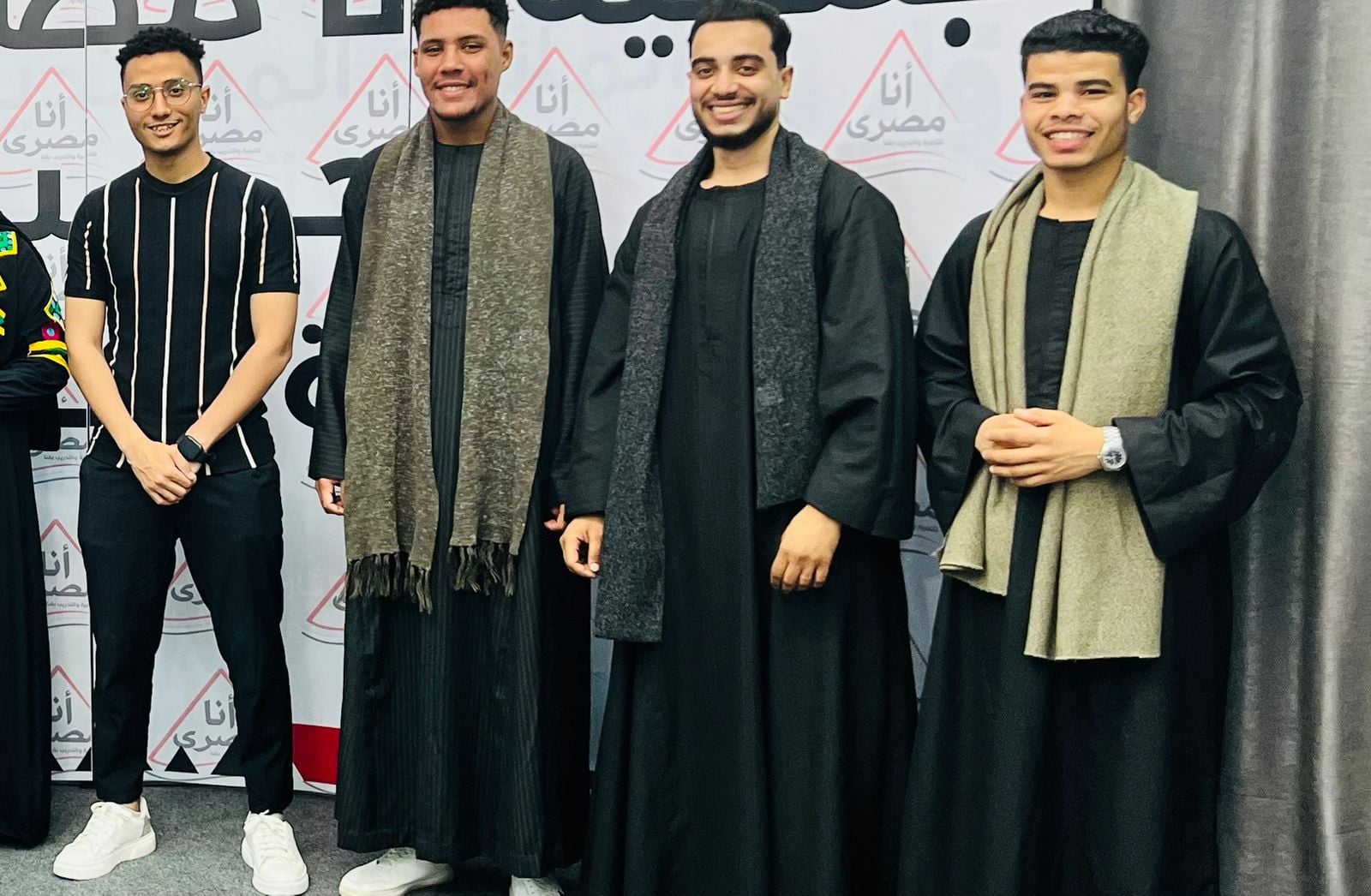 مجموعة من الشباب 