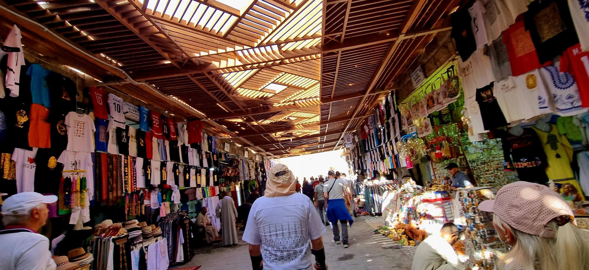 الأجانب فى منطقة وادى الملوك بالأقصر