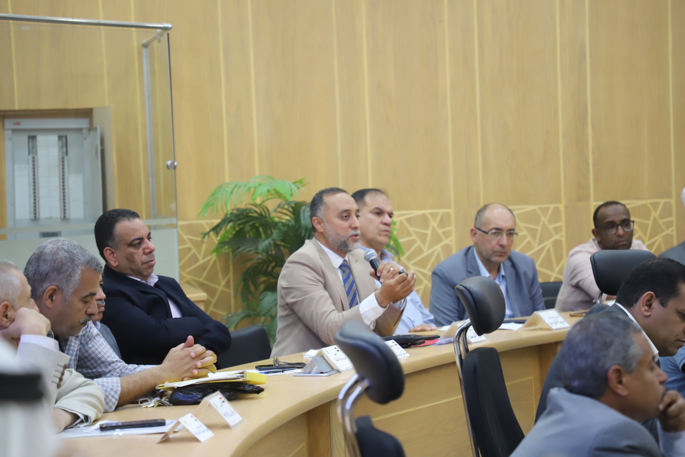 وكيل وزارة الصحة اثناء مناقشة بعض الموضوعات الخاصة بالصحة