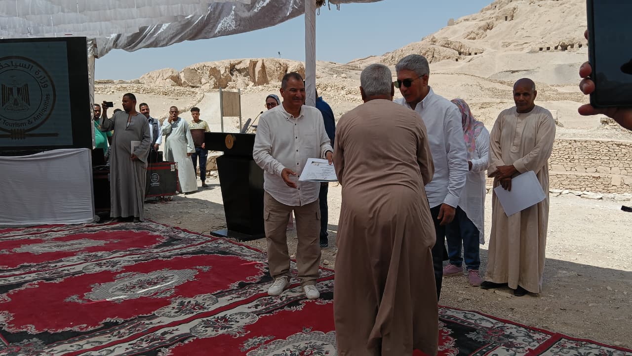وزير السياحة يكرم العاملين فى ترميمات مقابر جبانة الخوخة