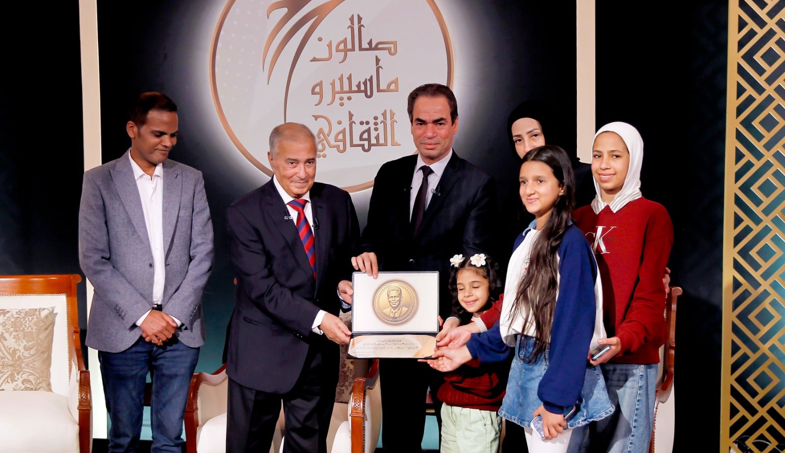 بنات العديسي يستلمون التكريم