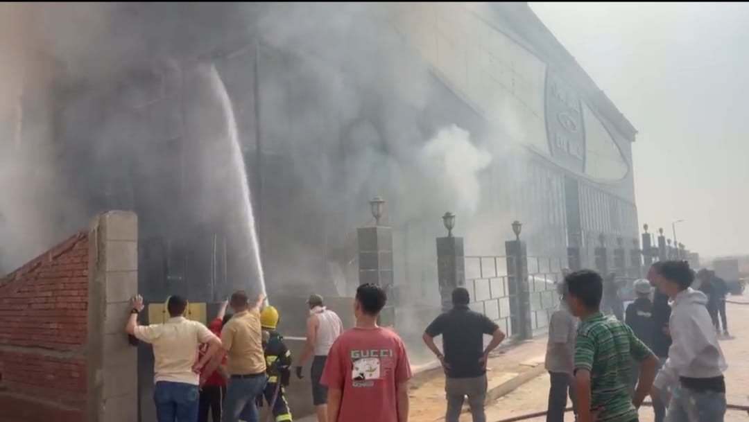 السيطرة على حريق داخل مول بمدينة بدر (3)