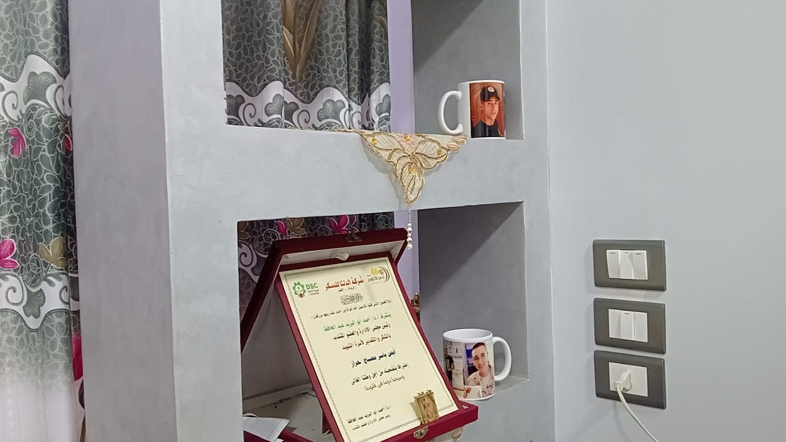 مواقع عدة بالمنزل تحمل صورا للشهيد