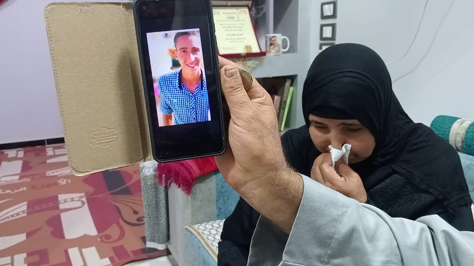 والدة الشهيد تبكي وتفتخر بنجلها الشهيد