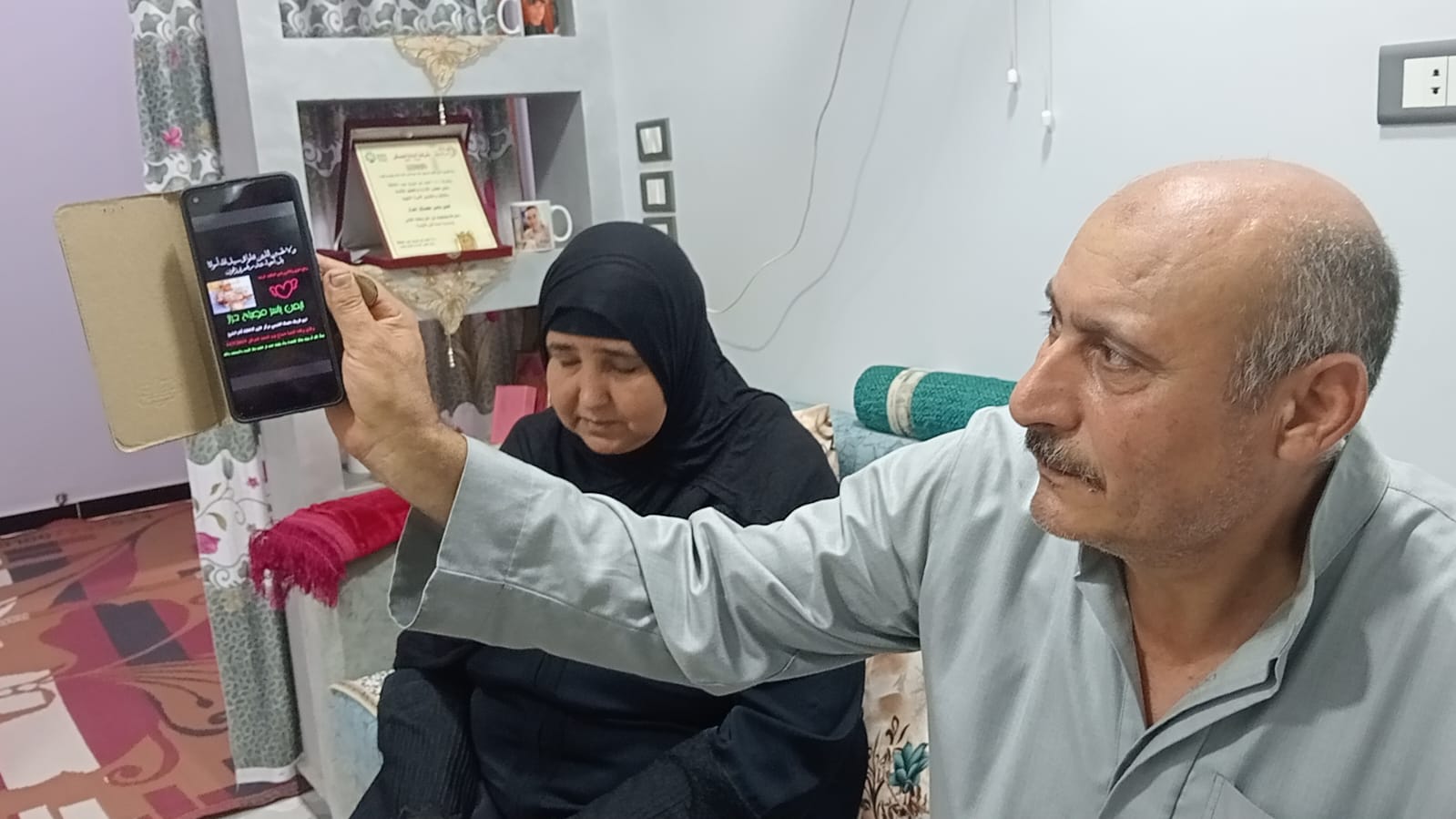 والد ووالدة الشهيد يتذكران ما جنته الجماعة الإرهابية