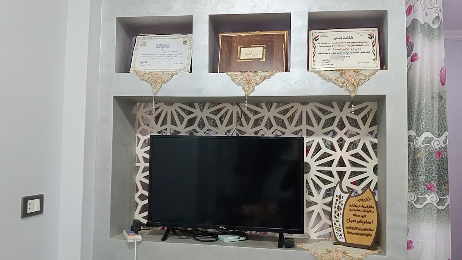 العديد من الشهادات الخاصة بالشهيد