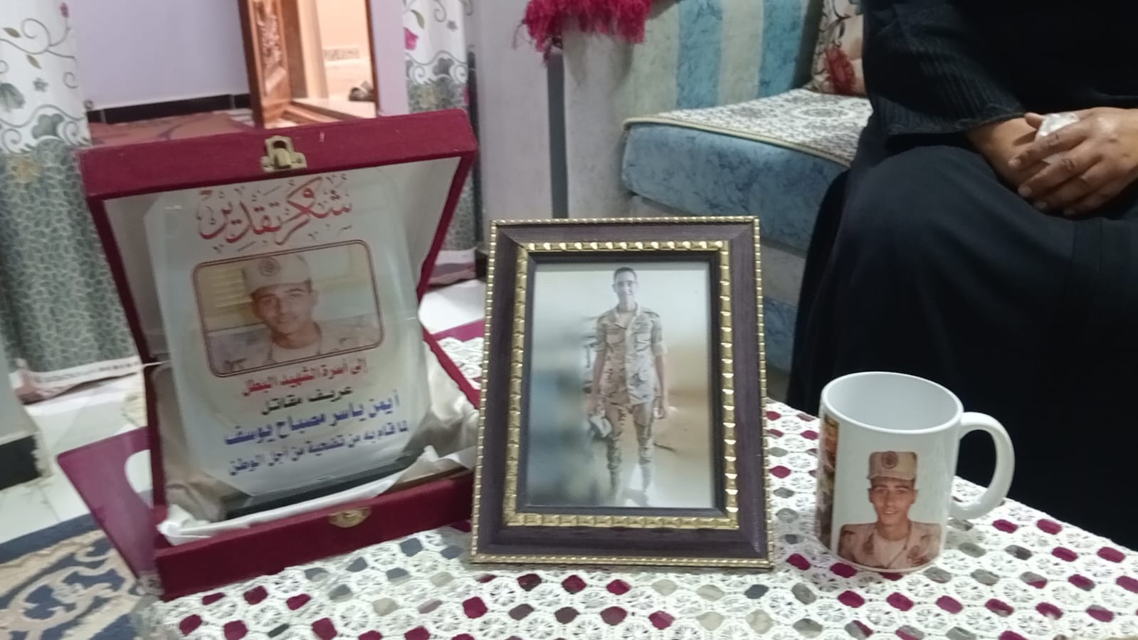 عدد من صور الشهيد في برواز ومجات