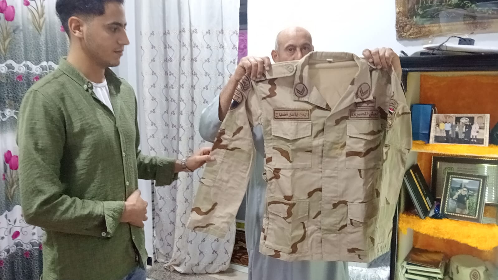 والد الشهيد أيمن ياسر يحمل الأفارول الخاص بنجله