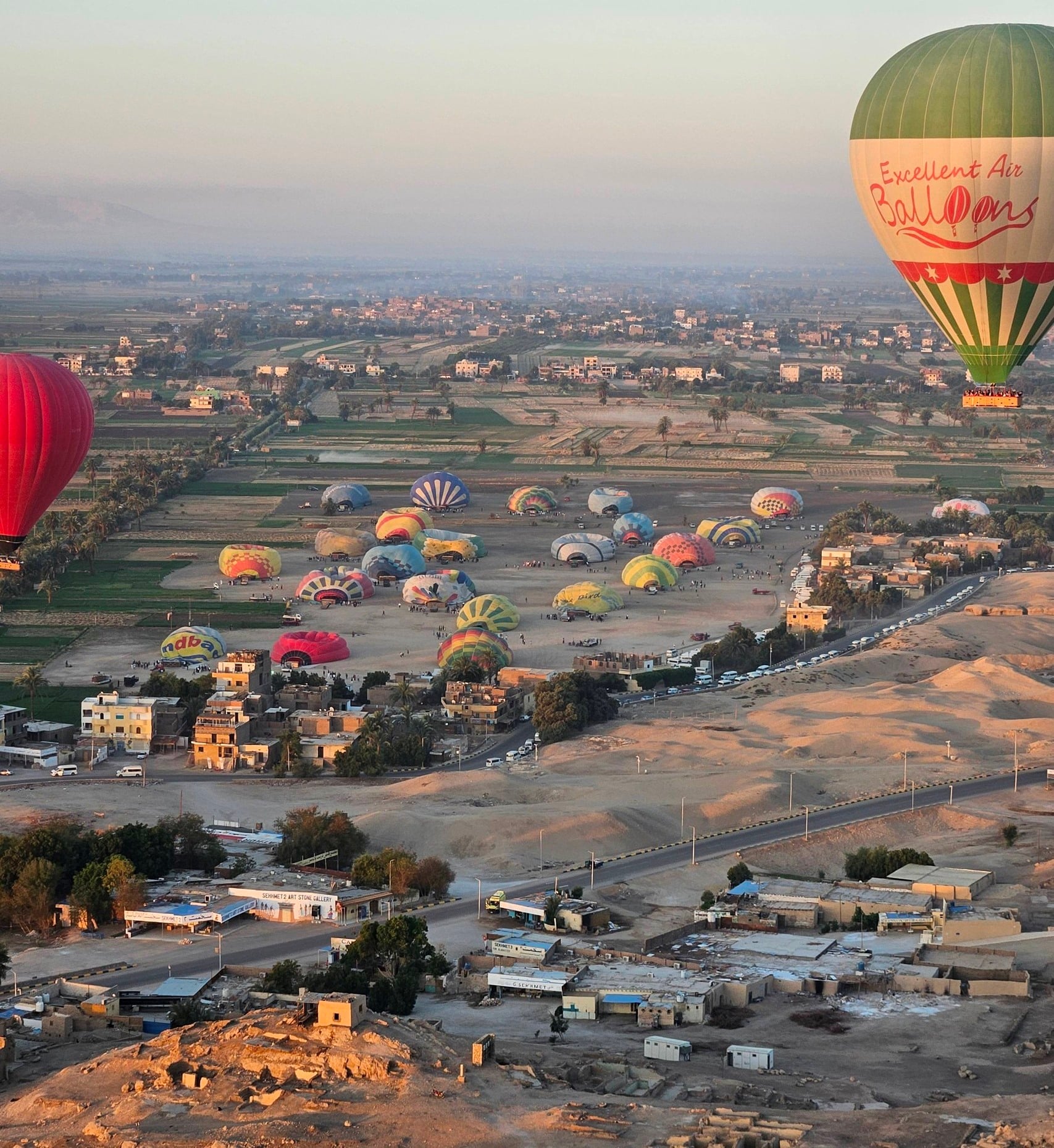 تجهيز البالونات الطائر للتحليق بسماء البر الغربي
