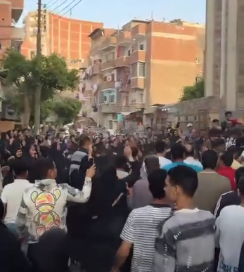 حضور كبير للجنازة حضور كبير للجنازة
