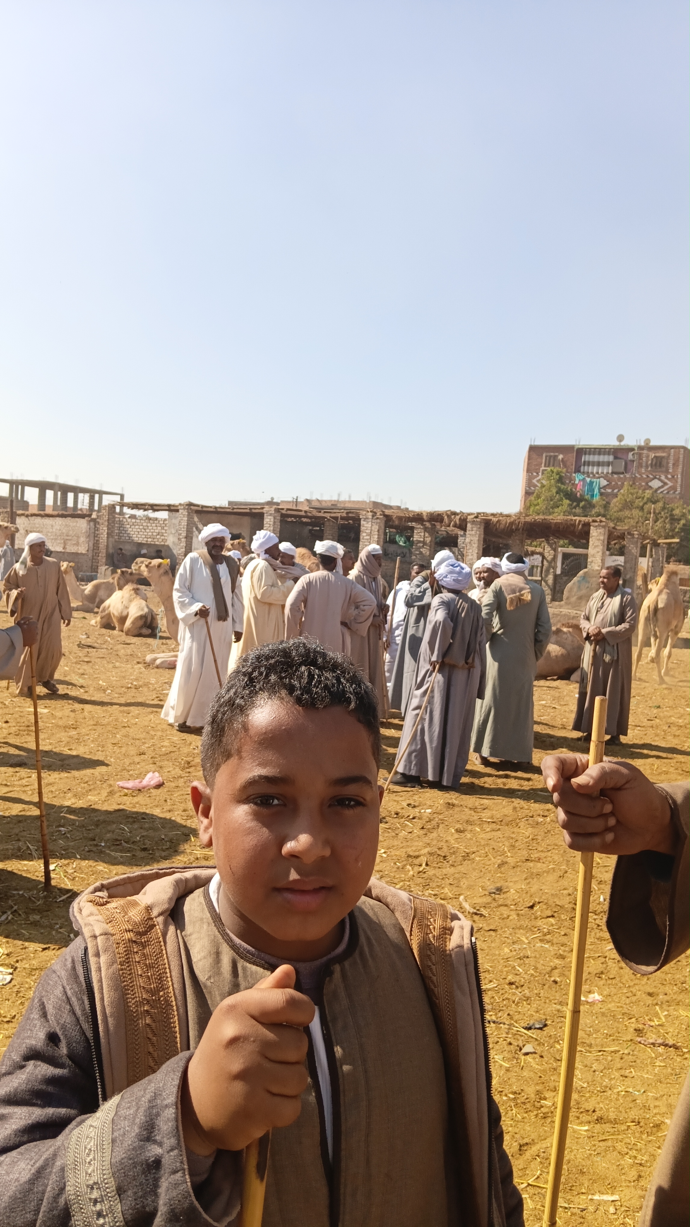 مع والده في السوق