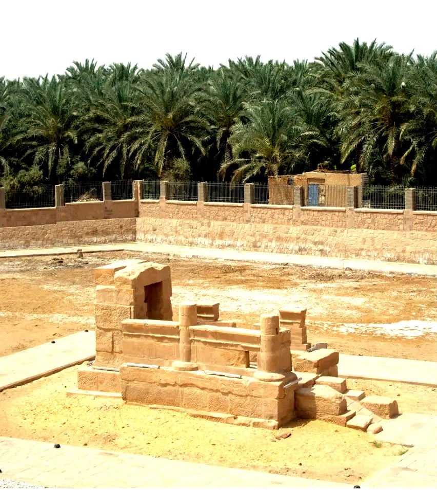 المعبد يقع وسط مزارع النخيل