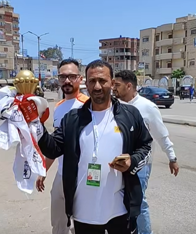 مشجع من كفر الشيخ يحمل كأس تفائل بالفوز بالبطولة الافريقية