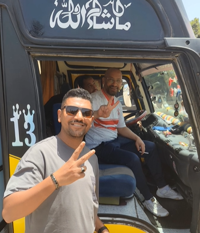علامة النصر يرفعها جماهير الزمالك بالحامول