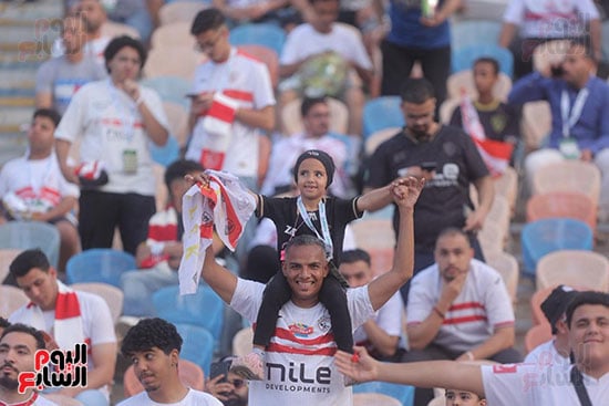 طفل صغير مع والده طفل صغير مع والده