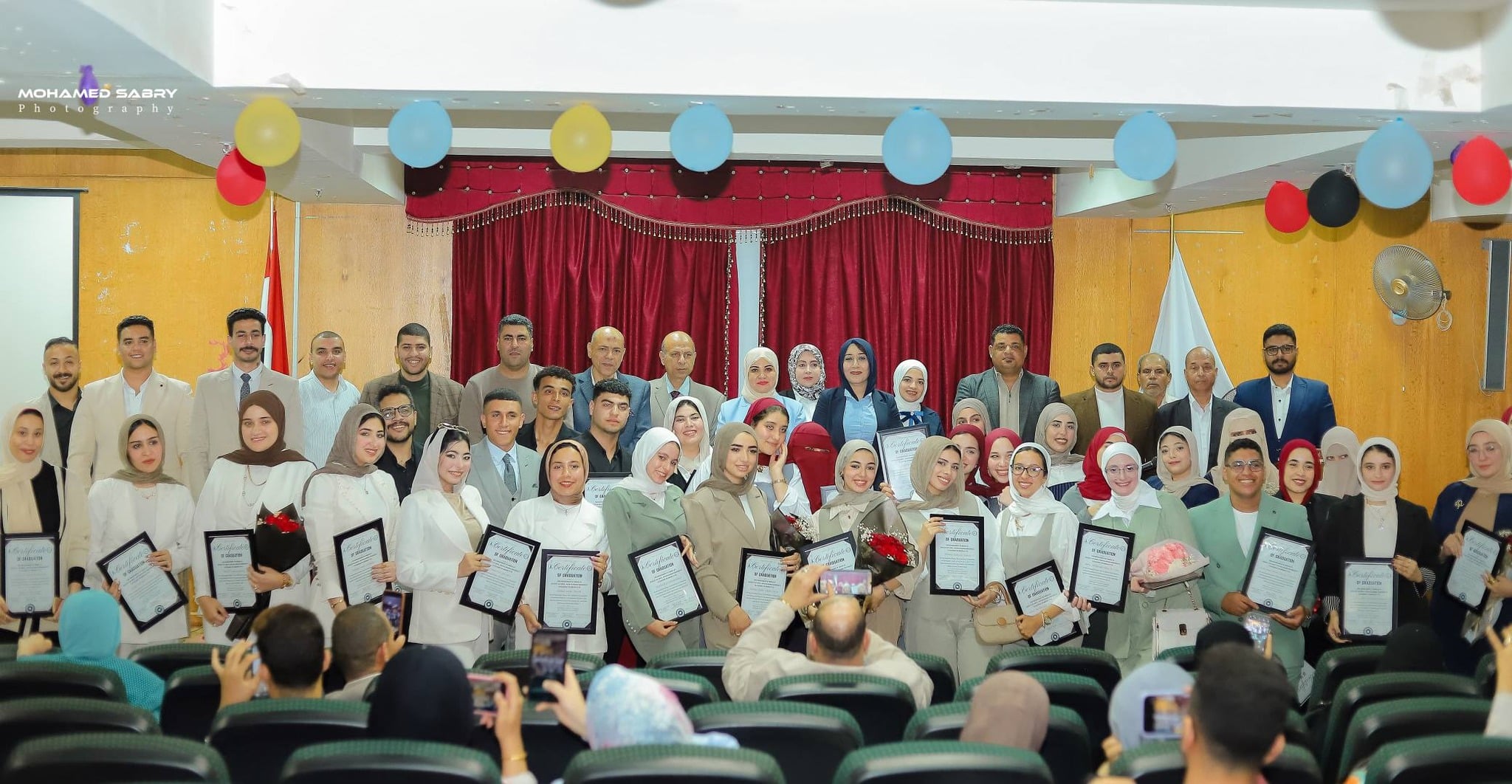 تكريم الطلاب بكلية الاداب تكريم الطلاب بكلية الاداب
