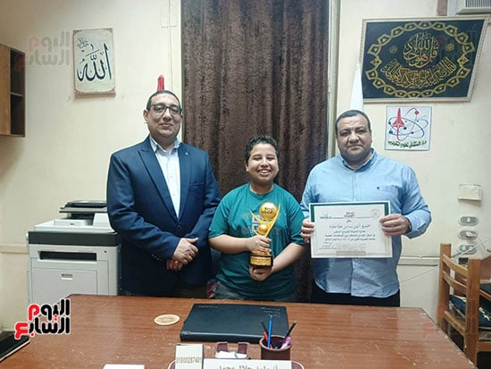 الطالب-يحصل-على-درع-الجائزة