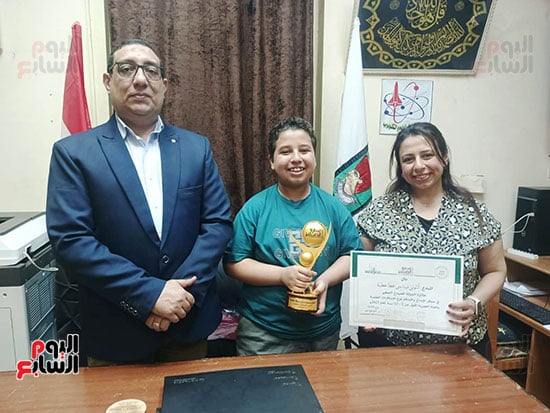 الطالب-مع-مدير-المركز-الاستكشافى-للعلوم