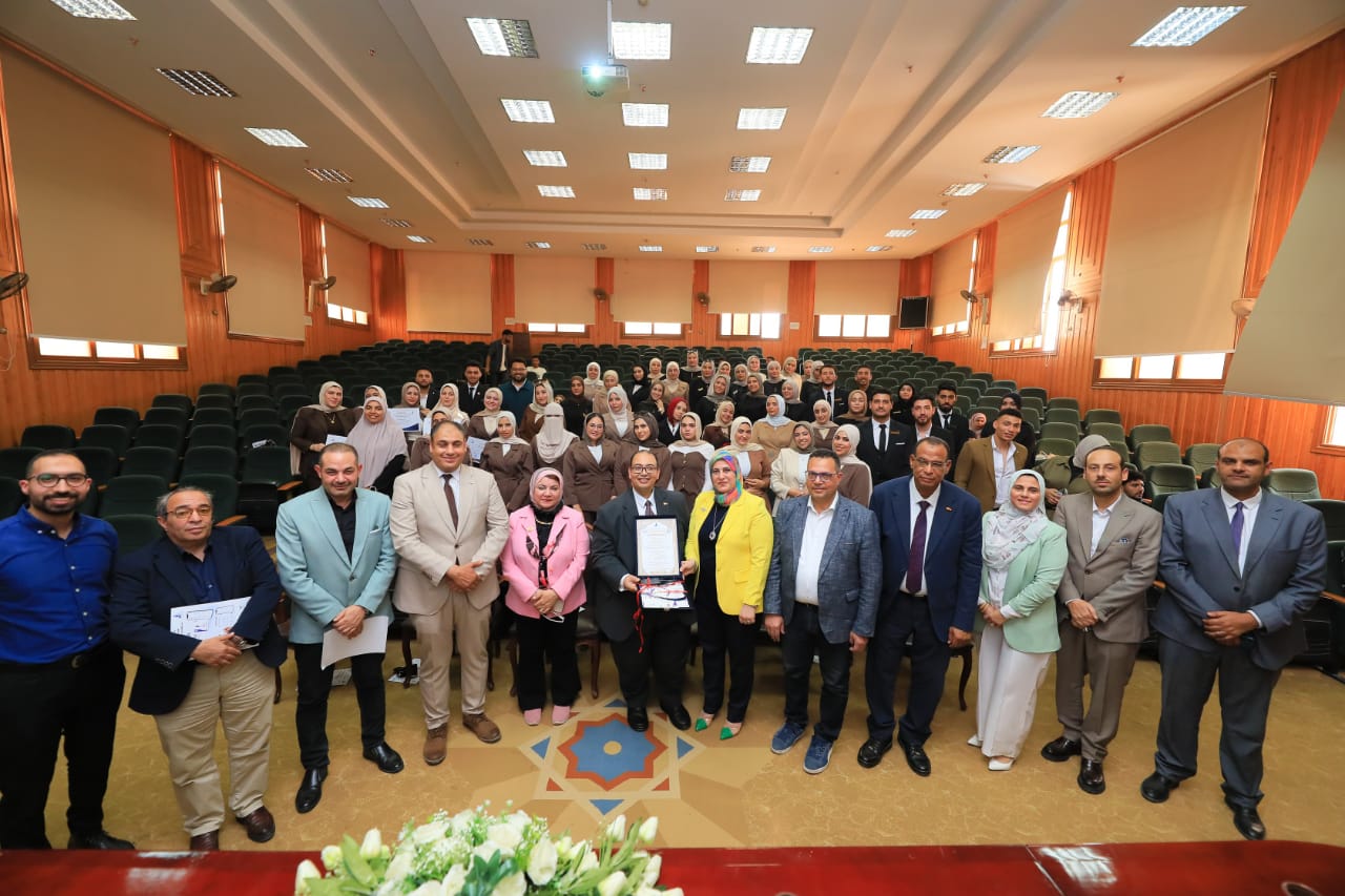رئيس جامعة كفر الشيخ وفريق من الطلاب مبتكر المشروع