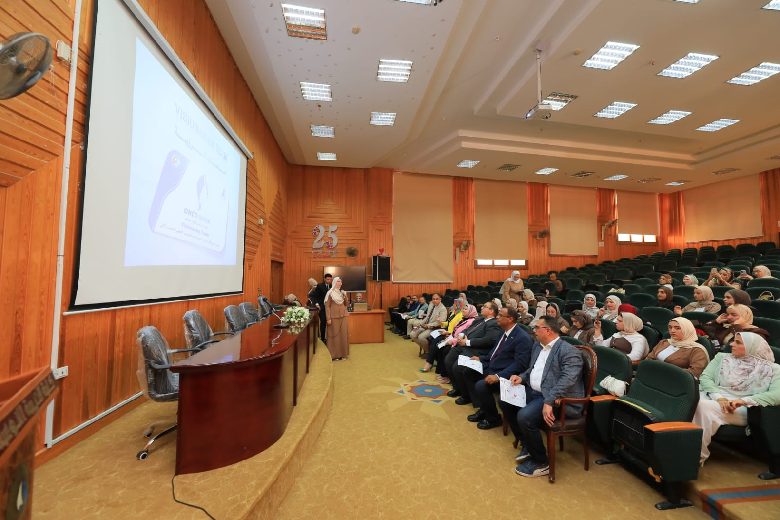 طالبة  تستعرض الهدف من المشروع