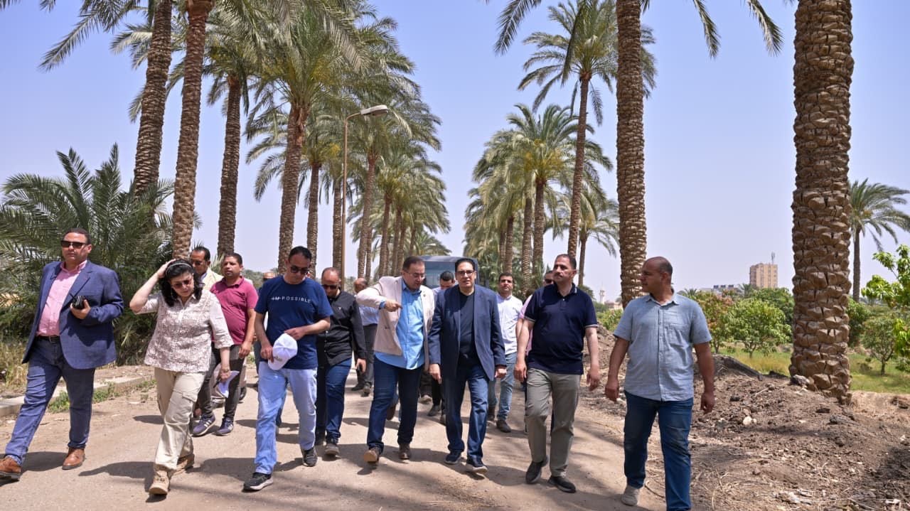رئيس جامعة القاهرة يتفقد محطة التجارب والبحوث الزراعية بكلية الزراعة