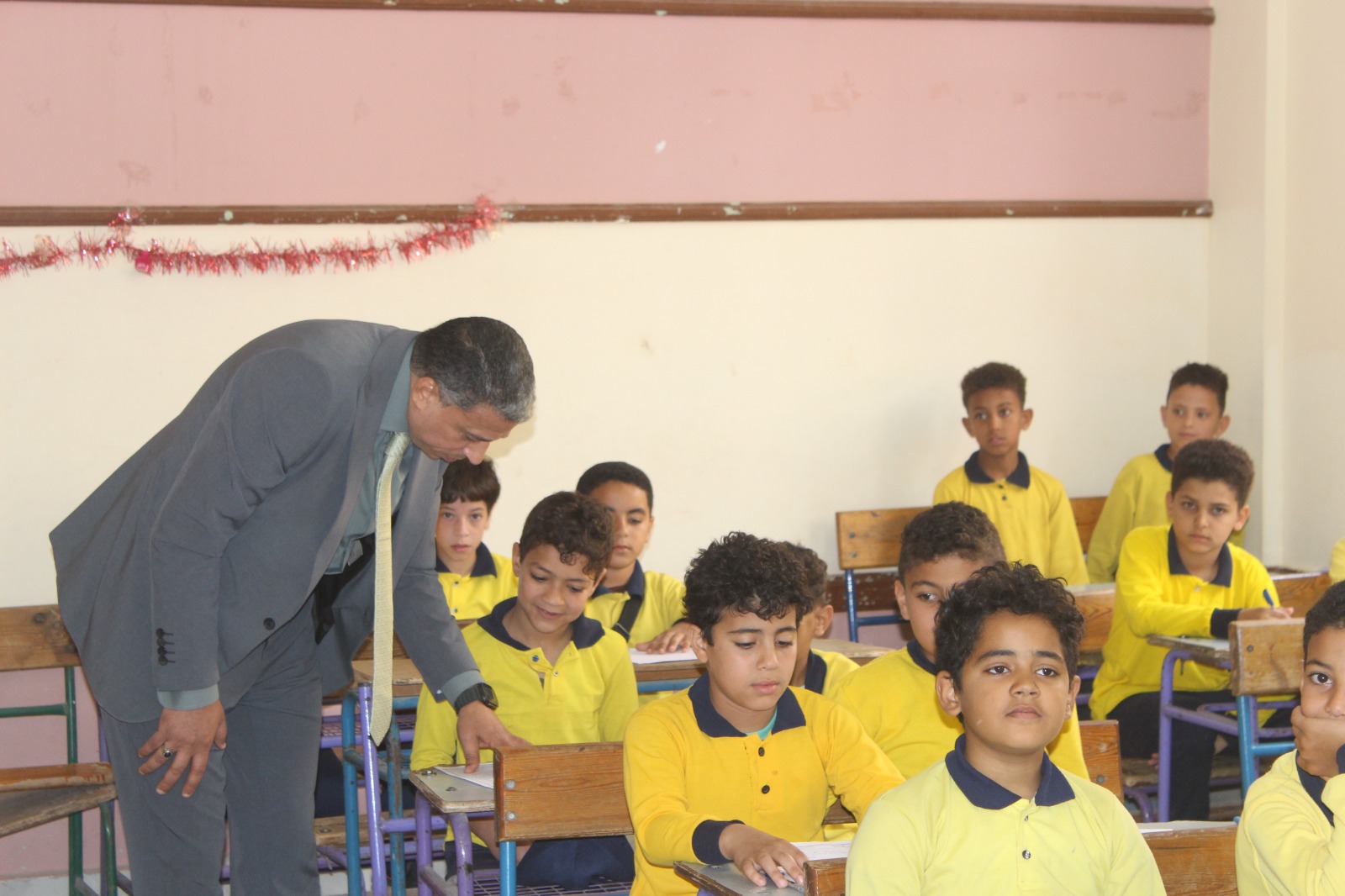 خلال تفقد "مدير تعليم الجيزة" لجان الامتحانات 