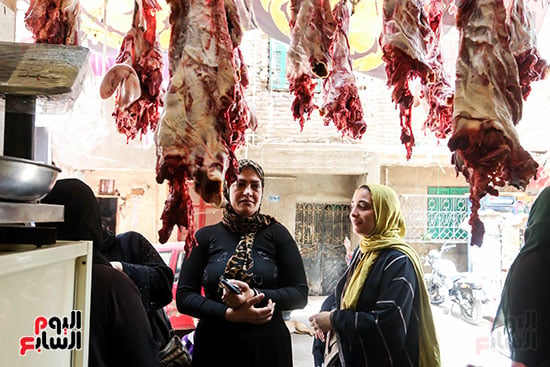 انتظار المشترين للحمة الرأس