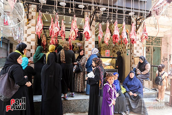 السيدات اثناء شراء فواكه اللحوم