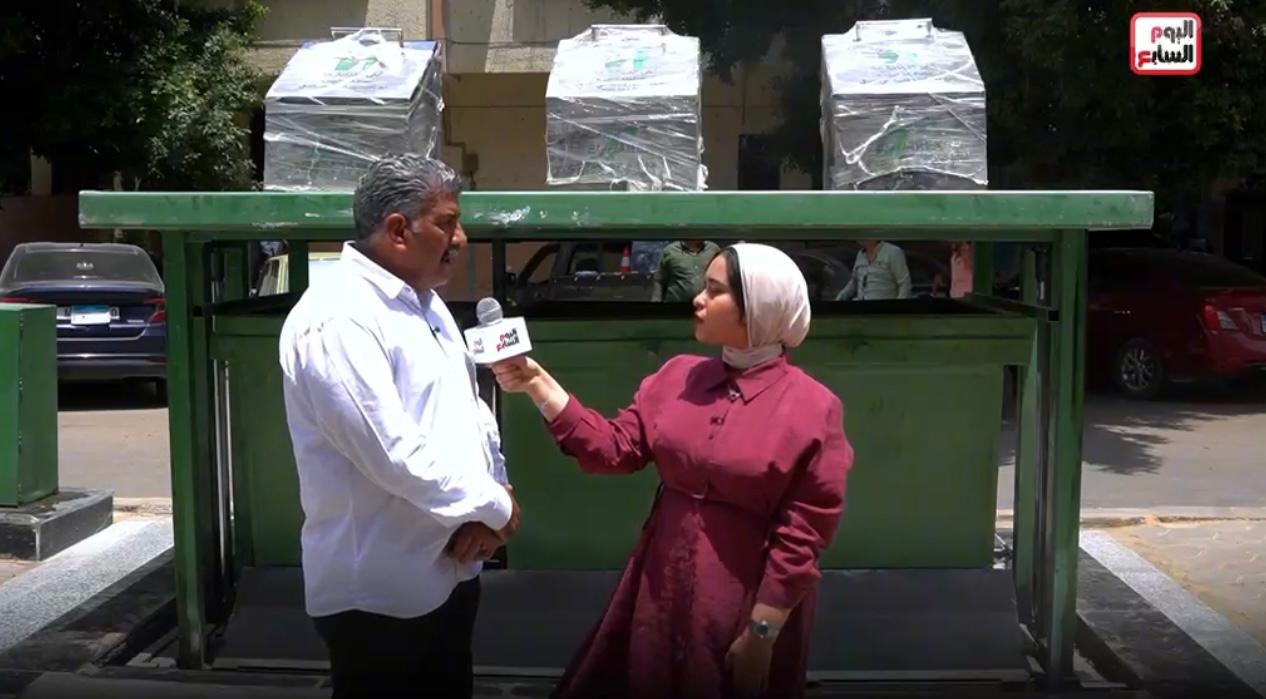 الزميلة مرام محمد خلال حوارها مع  رئيس حي الدقي