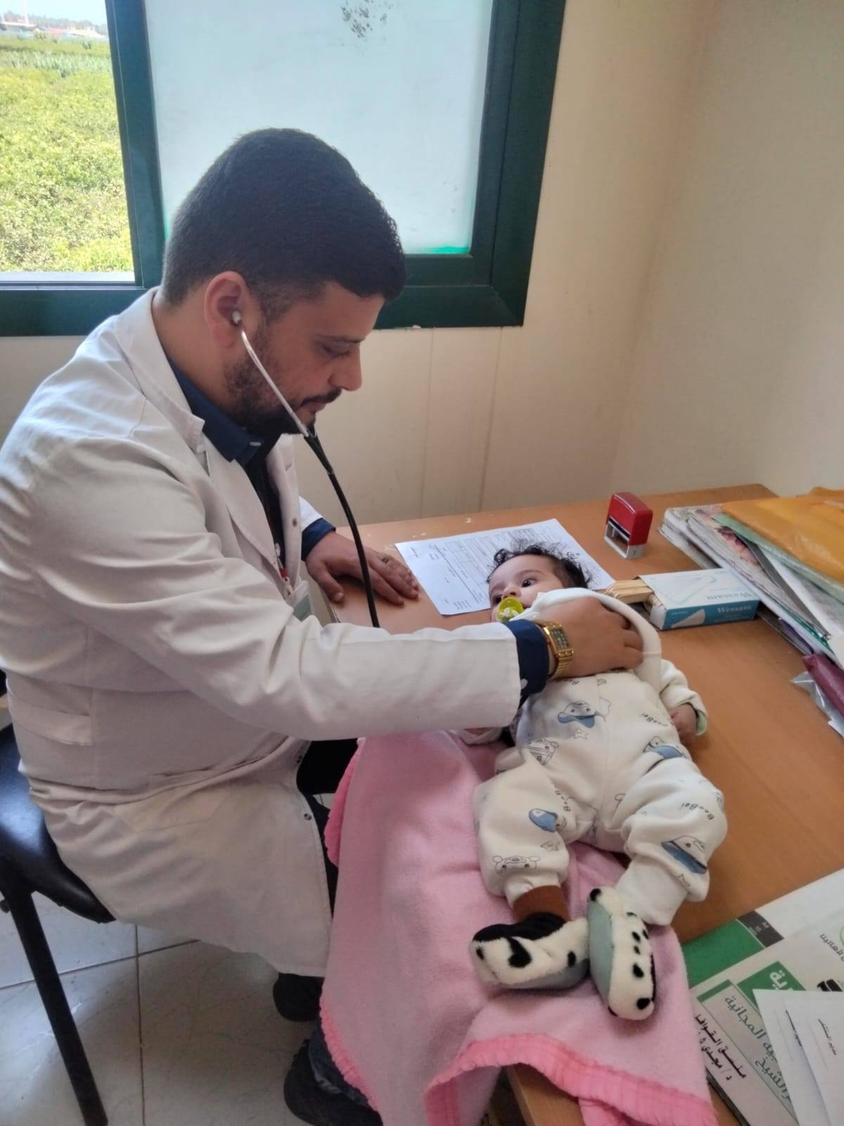 اجراء الكشف الطبي على طفلة اجراء الكشف الطبي على طفلة